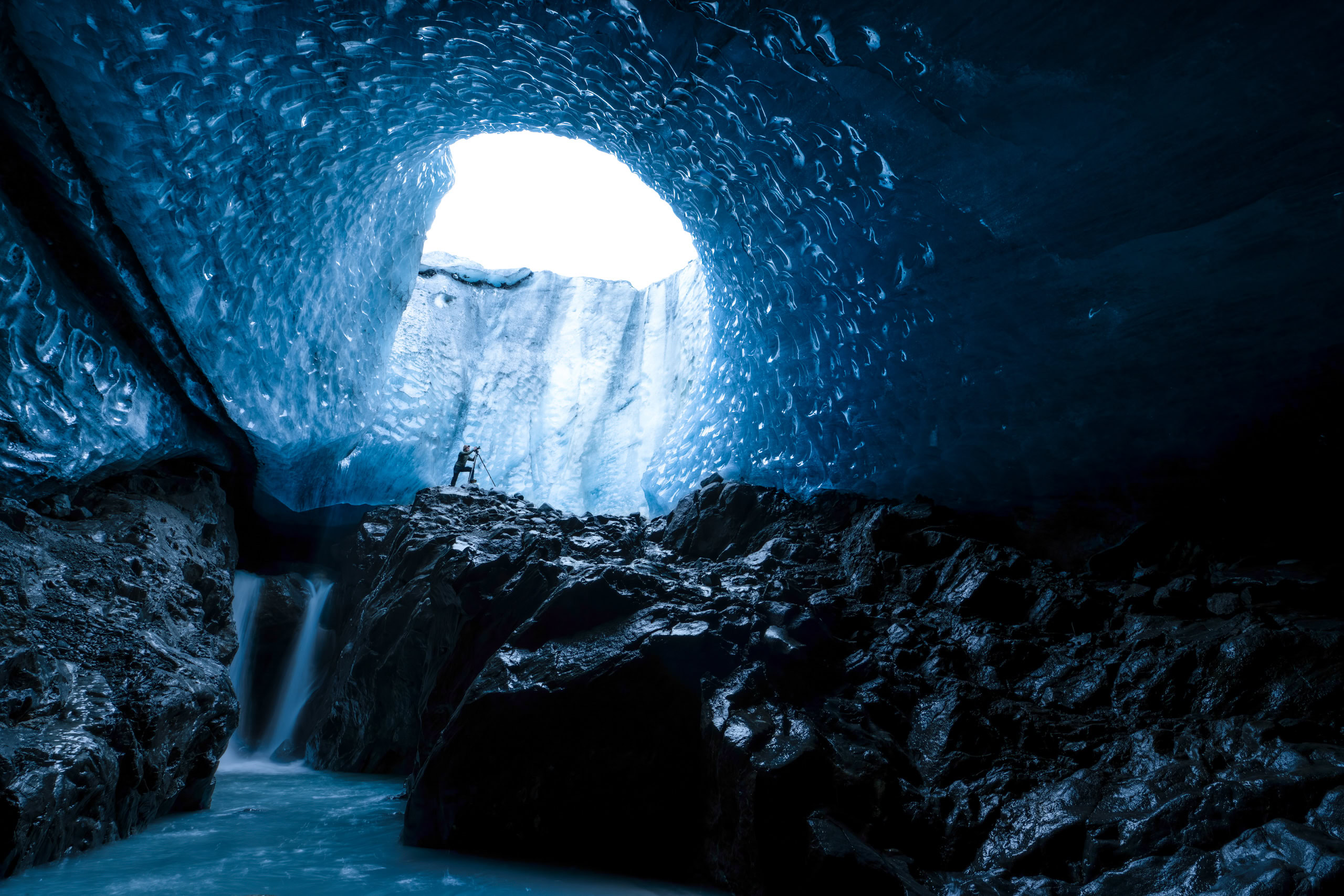 Eiszapfen-Höhle, beeindruckende Grotte mit Eisformationen, Fotograf in Action, faszinierende Naturkulisse, Outdoor-Abenteuer, Tirol, Bergwelt, Naturfotografie, Erlebnis in der Natur, Wintersport, Eisblock, Höhlenforschung, Naturwunder, Europa, Expedition.