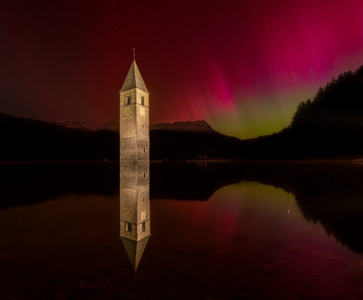 Hochwertige Fotografie des Kirchturms am Achensee bei Nordlichtern, Natur und Beleuchtung, perfekt für Werbung, Tourismus und Naturfotografie.