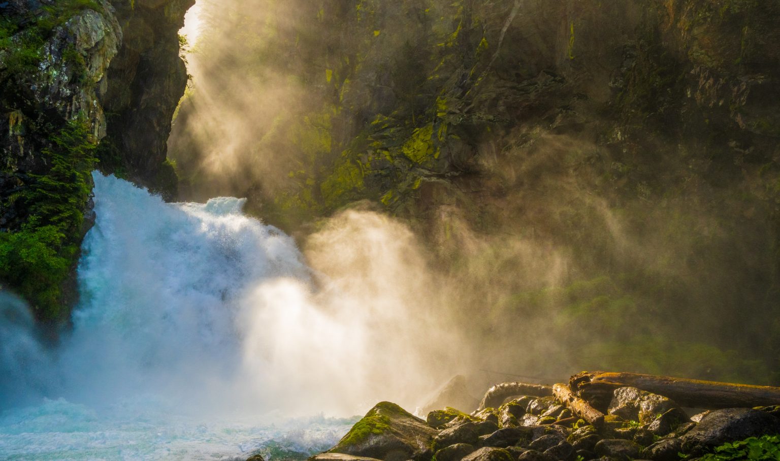 Naturfotografie Wasserfall in den Alpen, grüner Wald und Nebel, imposante Landschaft, nachhaltige Reise, Naturerlebnis, outdoor Abenteuer, umweltfreundliches Reisen, extrem schöne Natur, Eigenständigkeit und Wildnis.