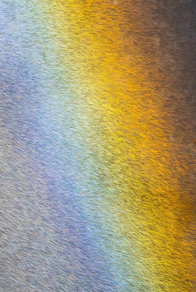 1. Nahaufnahme von buntem, reflektierendem Metall mit irisierenden Farben, moderne, kreative Oberflächenstruktur, hochauflösender Makroaufnahme.