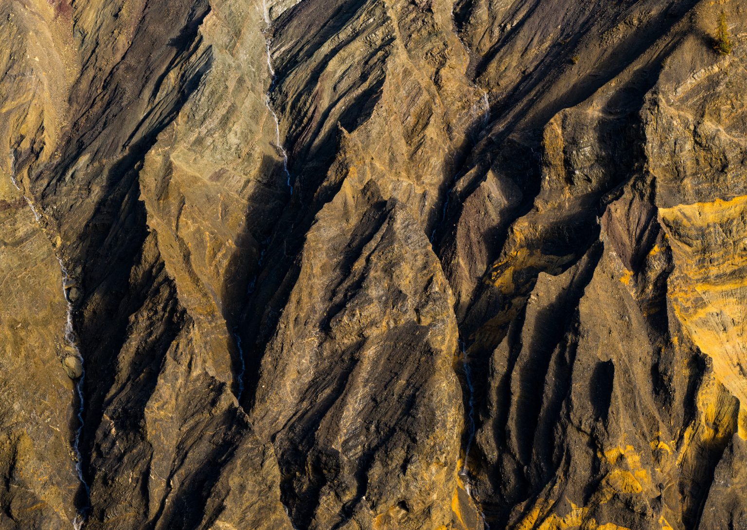 1. Faszinierende Bergfelsen mit tiefen Tälern, Naturfotografie, beeindruckende Landschaft, Gebirgszug, alpine Kulisse, Wandern, Outdoor-Abenteuer, Naturerlebnis, Gipfel, Felsen, Naturparadies.