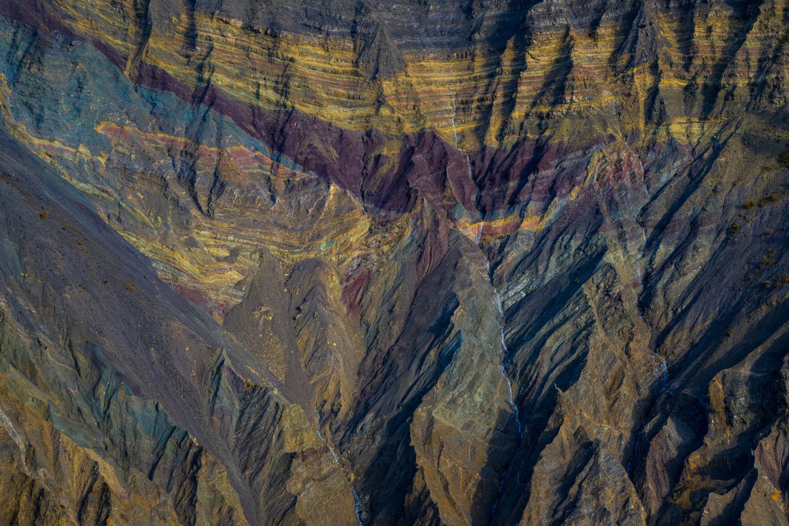 Farbenfrohe Felsenschichten und Wasserfälle im Grand Canyon, beeindruckende Naturaufnahme, geologische Vielfalt, Abenteuer, Outdoor, Reisefotografie, Ausblick, Canyon Landschaft, Naturwunder, Abenteuerreise.