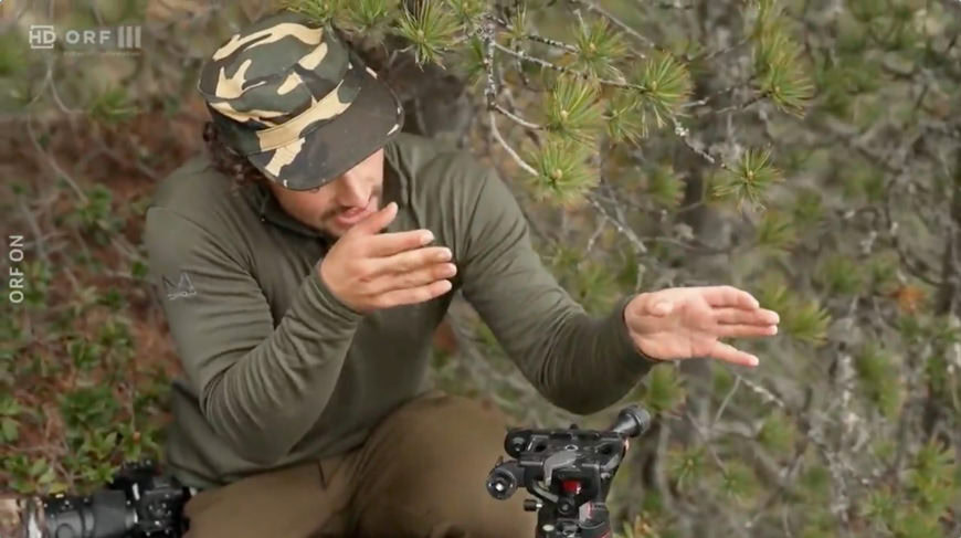 Rote, neugierige Person in Outdoor-Umgebung, Natur, Kamera, Filmen, Videoaufnahme, Naturaufnahme, Landschaft, Hobby, Outdoor, Abenteuer, Naturfotografie, Philipp Egger, Profi-Content Creator, Naturfotograf, Naturvideo, Landschaftsaufnahmen.