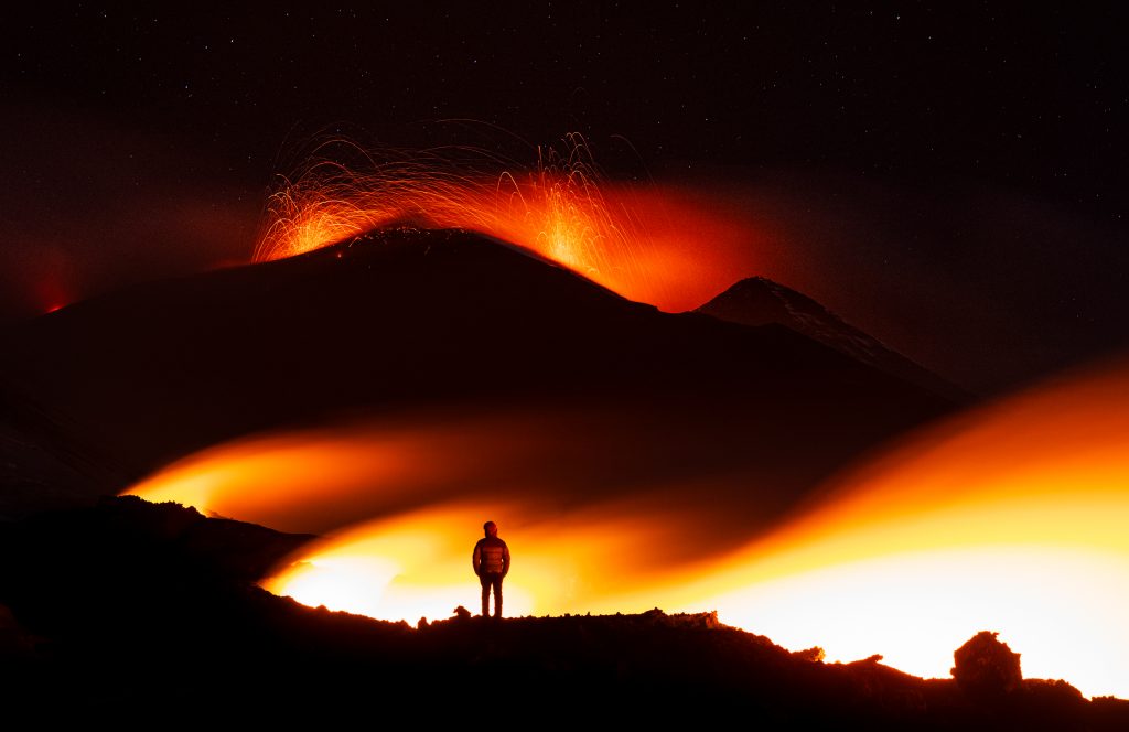 Lebensfrohe Nachtaufnahme eines Vulkans mit Lavafontänen, spektakulärem Naturschauspiel, ideal für Natur- und Abenteuerfans, die beeindruckende Vulkanbilder suchen.