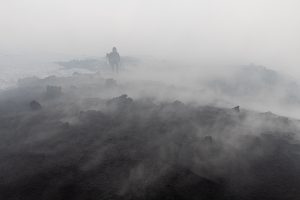 Abstrakte Vulkanlandschaft mit rauchigem Dampf, surrealistische Atmosphäre, Künstlerische Fotografie, Visuell beeindruckend, Dramatisch, Philosophisch, Natürliche Vielfalt, Kreative Darstellung, Inspiration, Nature Photography, Kunst und Natur.