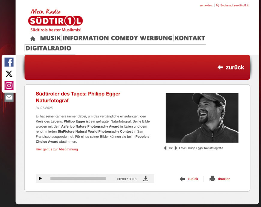 1. Naturfotograf Philipp Egger in Schwarz-Weiß, lachend bei einer Fotosession, kreative Natur- und Landschaftsaufnahmen, preisgekrönte Naturfotografien, San Francisco, Naturbilder, Naturfotografie Auszeichnungen.