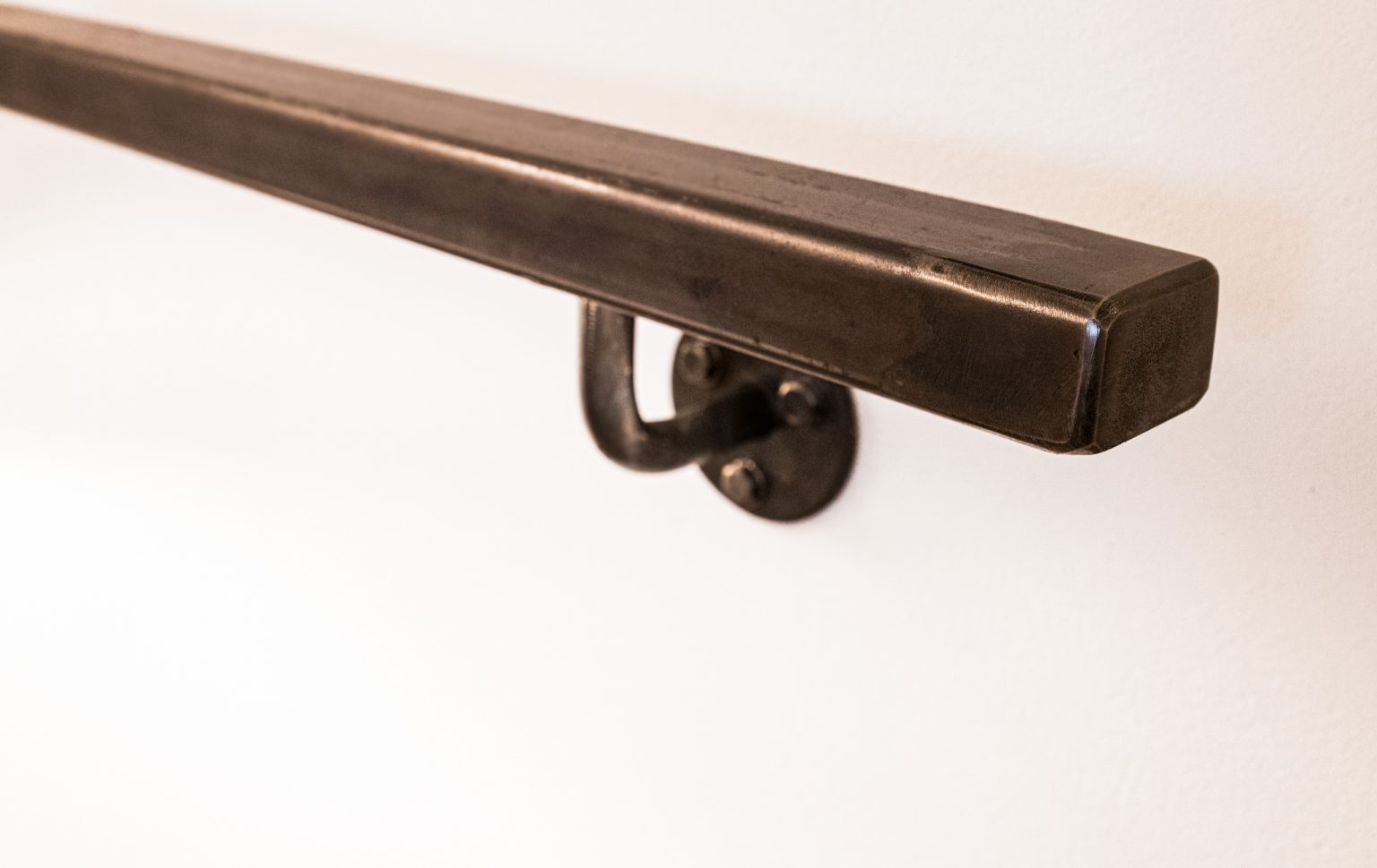 Modernes Handlauf-Design aus Metall für barrierefreie Zugänge und Sicherheitslösungen – langlebig und stilvoll.