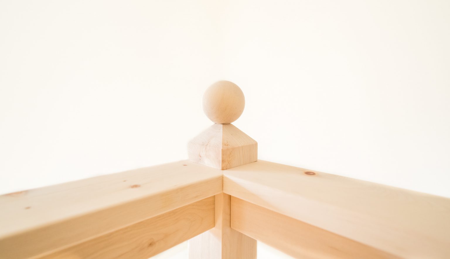 Hochwertige Holzwerkstoffe, minimalistisches Design, nachhaltige Raumgestaltung, natürliche Materialien, Scandinavian Style, Holzdetails, modernes Interior, elegante Wohnideen, langlebige Holzmöbel, natürliche Wohnästhetik.