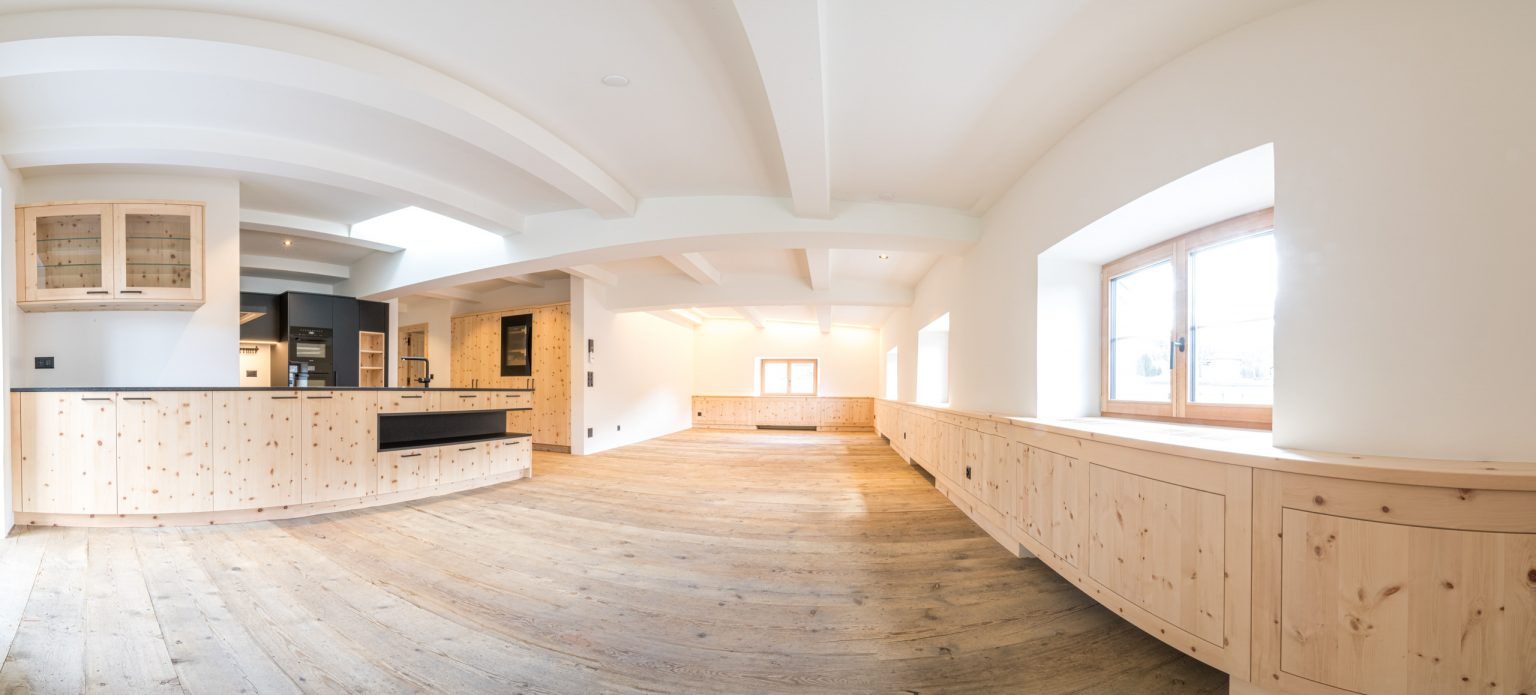 Moderner, heller Küchenraum mit natürlichen Holzelementen, großem Fenster, zeitgemäßem Design, minimalistische Ästhetik, hochwertige Materialien, offene Raumgestaltung.