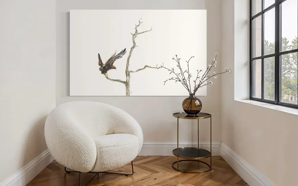 Modernes interieur, stilvolle wohnzimmerdeko mit weißen sessel, vase mit blumen und wandkunst, helle wohnatmosphäre, zeitgenössisches design, interior design, gemütliche atmosphäre, wohnideen, elegante einrichtung.