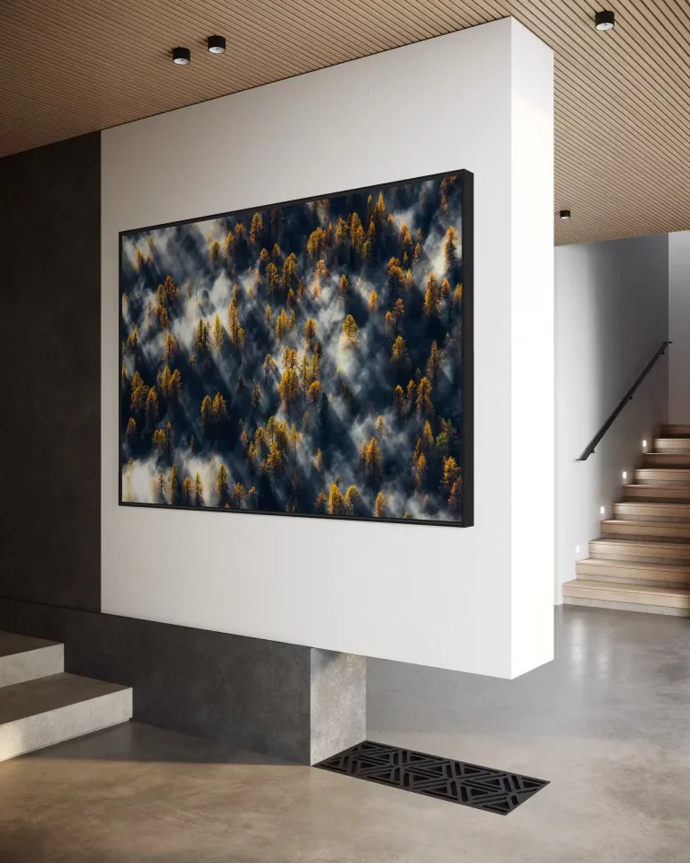 Hoher Fernseher mit Waldmotiv in modernem Raum, hochwertige Wandmontage, minimalistisches Design, natürliche Farbpalette, kreative Raumgestaltung, beeindruckende Naturbilder, Spezialist für optima Bildlösungen.