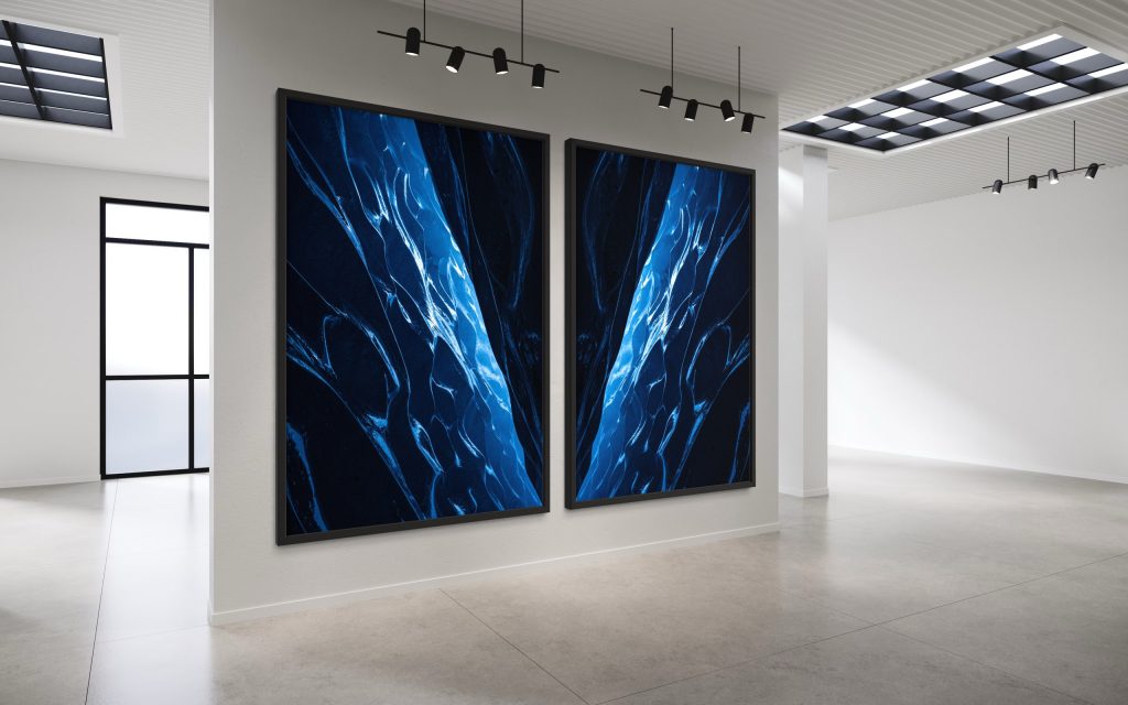 Moderne Kunstwerke in einer minimalistischen Galerie. Präsentation von abstrakten blauen Wasser- oder Lichtmustern in großen Rahmen, perfekt für zeitgenössisches Interior Design.