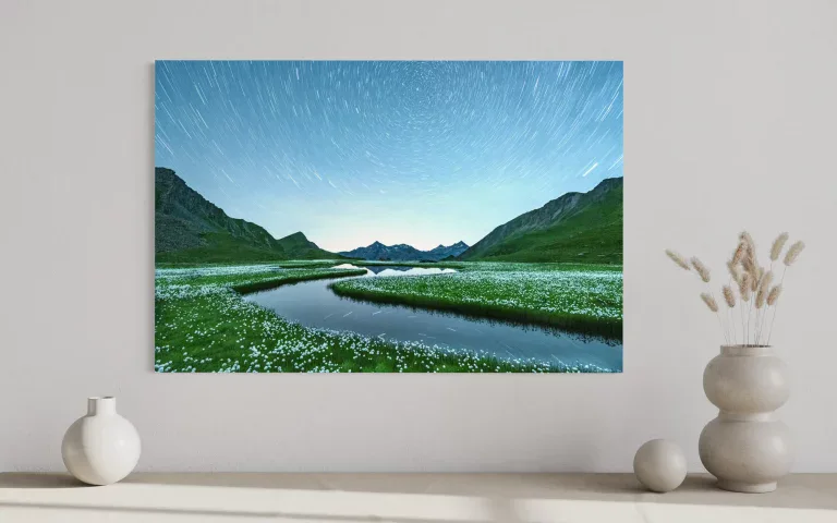 Malerisches Naturbild mit Sternschnuppen über einem grünen Tal und einem Fluss, geeignet für Kunstdrucke und Dekorationszwecke.