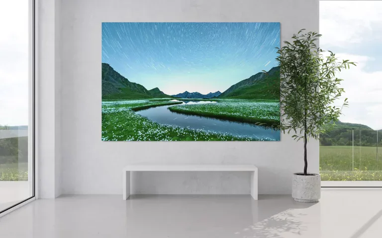 Farbenfrohes Landschaftskunstwerk von Philipp Egger mit Bergsee, Blumenwiese und Sternenhimmel in einem modernen, hellen Raum.