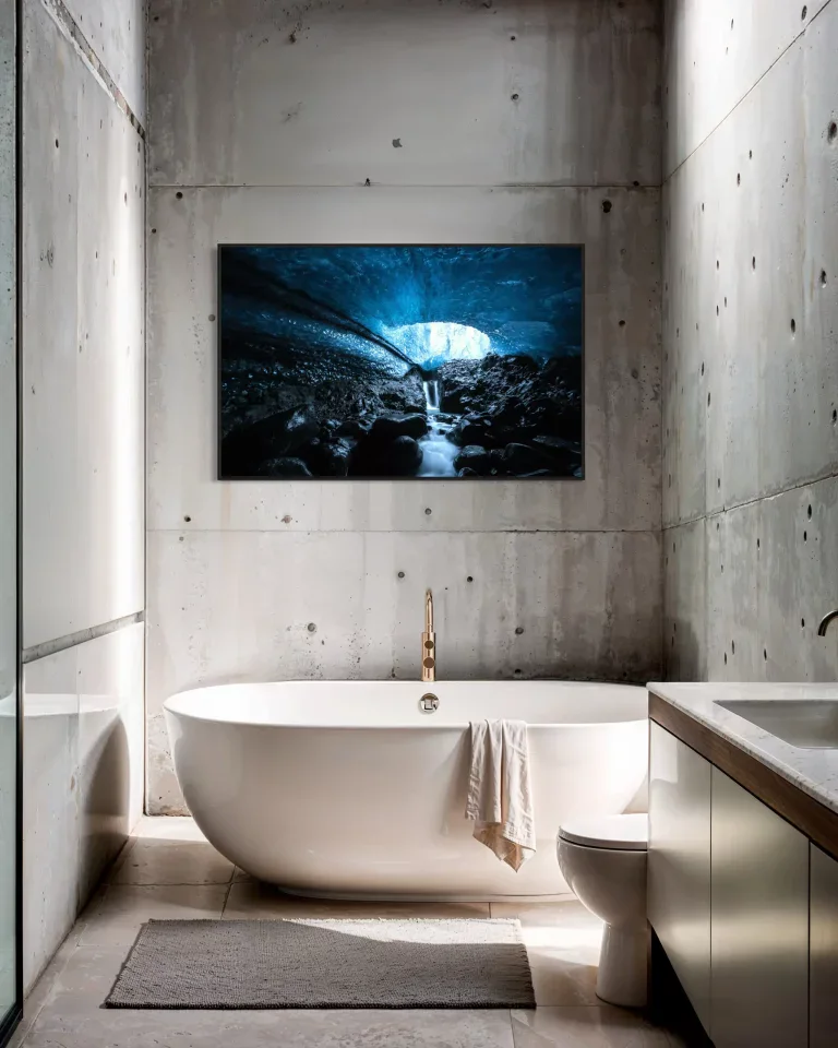Innovatives Badezimmerdesign mit moderner Badewanne, Betonwänden und großem Naturbild für ein inspirierendes Raumklima. Hochwertige Einrichtung für ein luxuriöses Badeerlebnis.