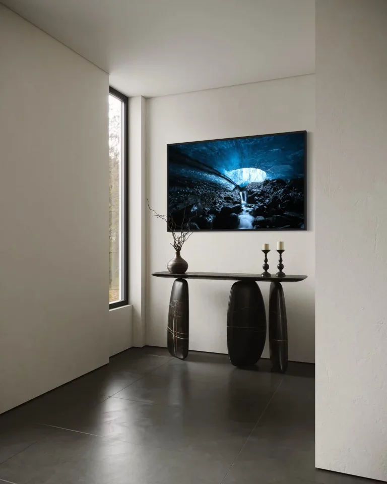 Hochwertiger Wohnraum mit moderner Wanddekoration und stilvollem Flachbildfernseher, perfekt für ein elegantes Wohnzimmerdesign.