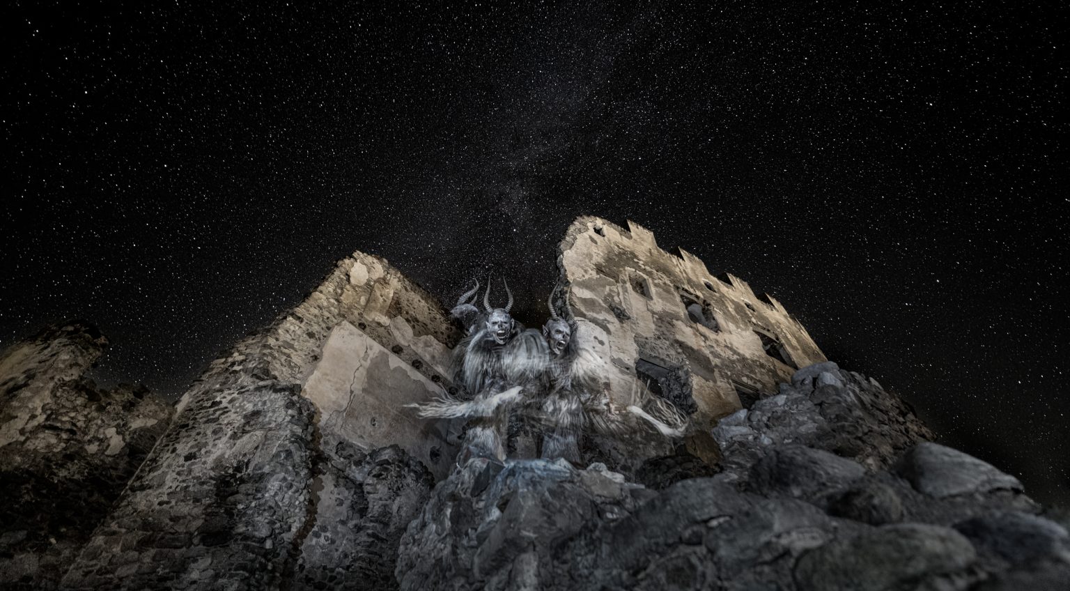 Verfallene Burg bei sternenklarem Himmel mit Fantasie-Motiven, rustikal und mystisch, ideal für kreative Projekte und künstlerische Inspiration.