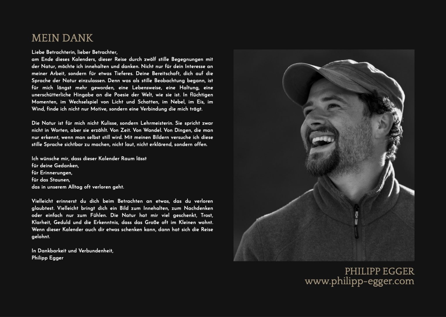 Kraftvolles Schwarz-Weiß-Porträt von Philipp Egger, sichtbar lachend und mit einem jovialen Blick, betont seine kreative und natürliche Ausstrahlung, ideal für persönliche und professionelle Präsenz, passend für SEO-Optimierung optima.