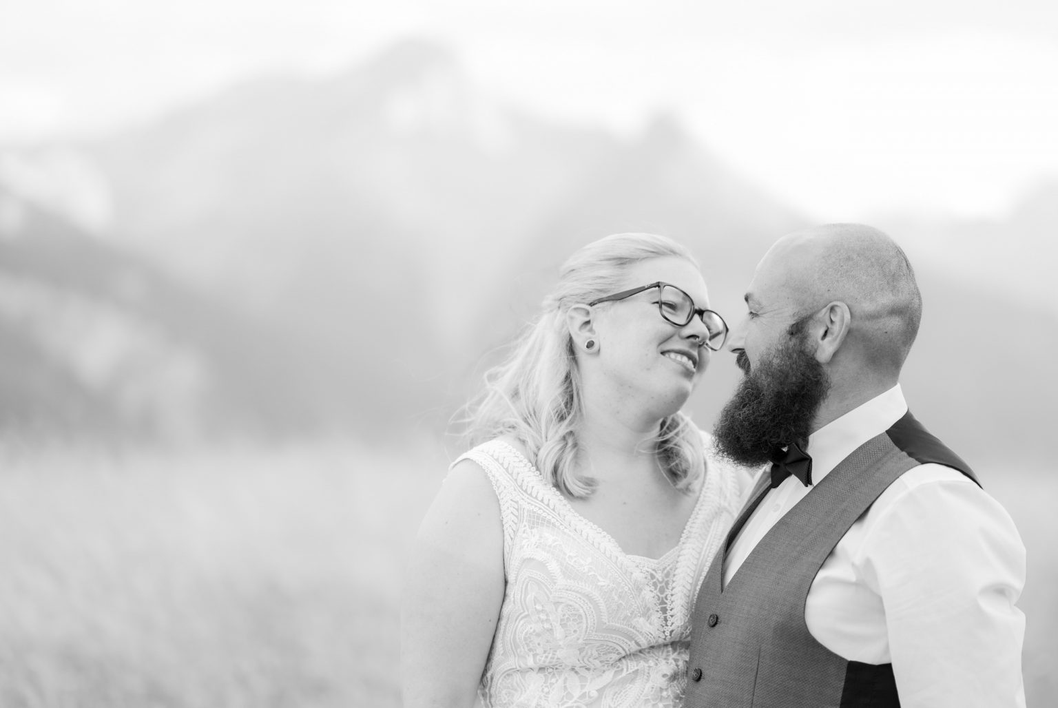 Trauung im Grünen – Glückliches Brautpaar bei einer freien Zeremonie in der Natur, entspannt und verliebt. Professionelle Hochzeitsfotografie von Philipp Egger für unvergessliche Momente.