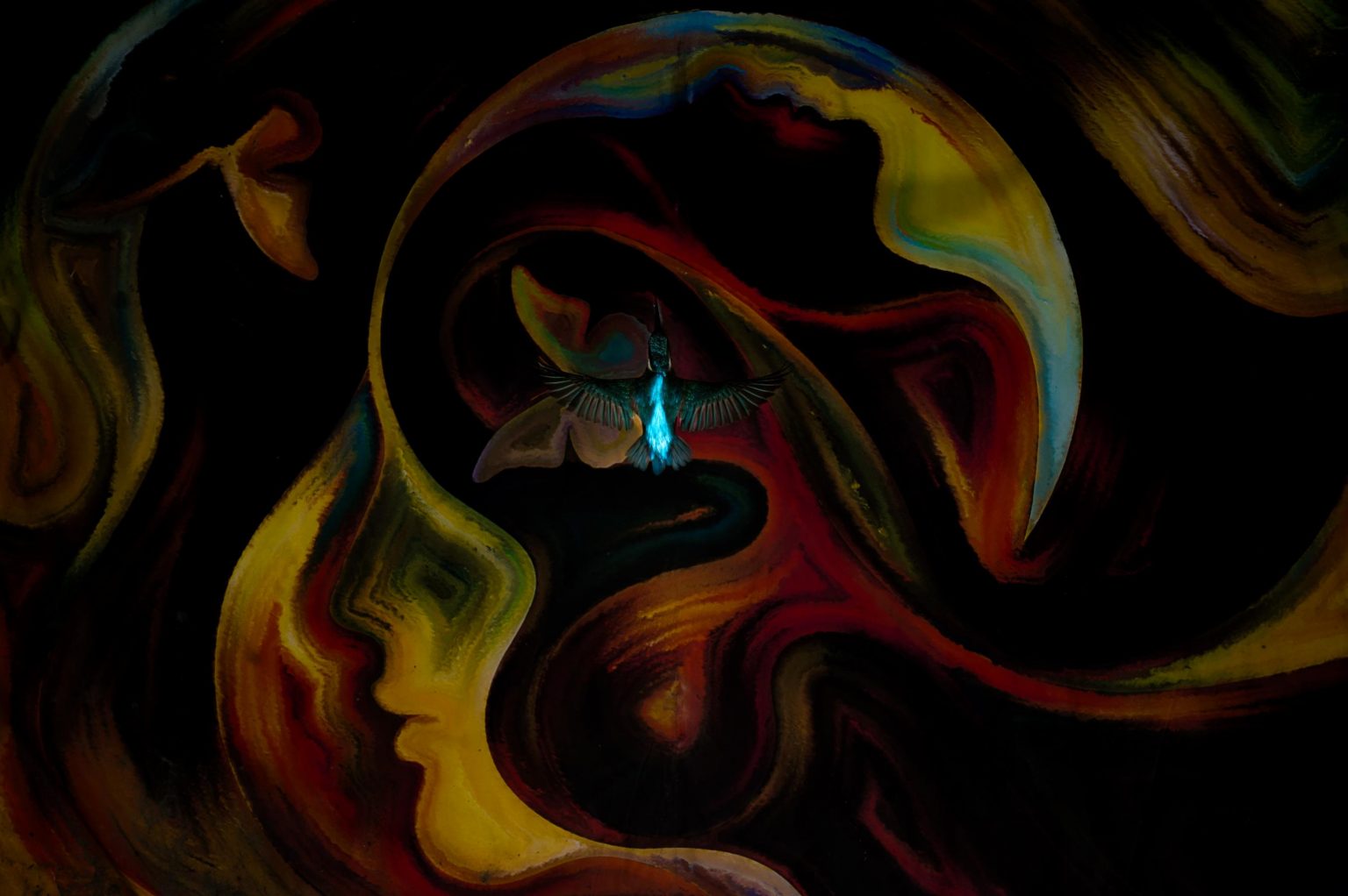 Lebensraum-Hummingbird vor abstrakter, farbintensiver Kunstmalerei, Symbol für Natur, Kunst und Spiritualität.